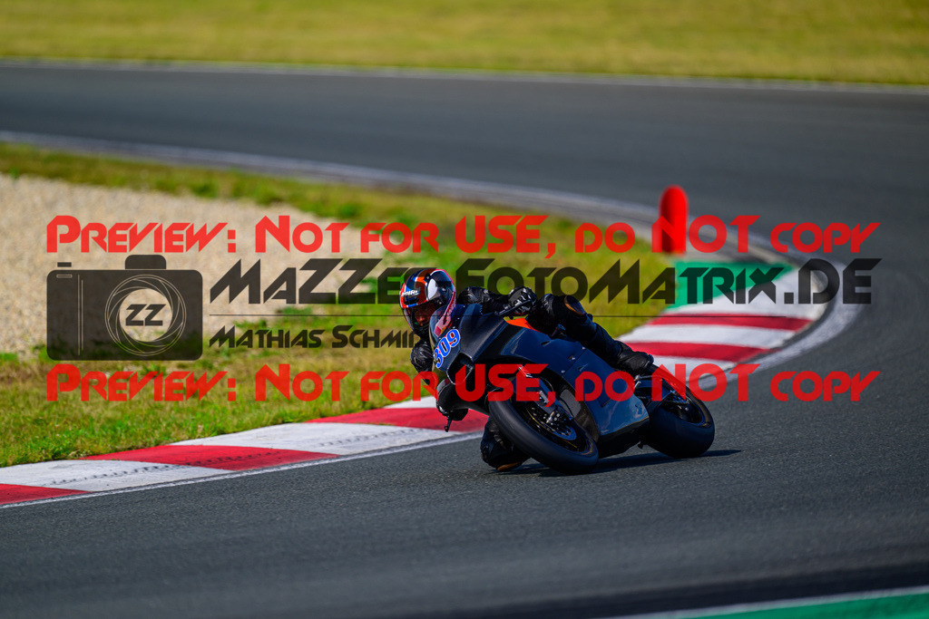 MaZZes_FotoMatrix_240725_6007705_7352 | BLAU