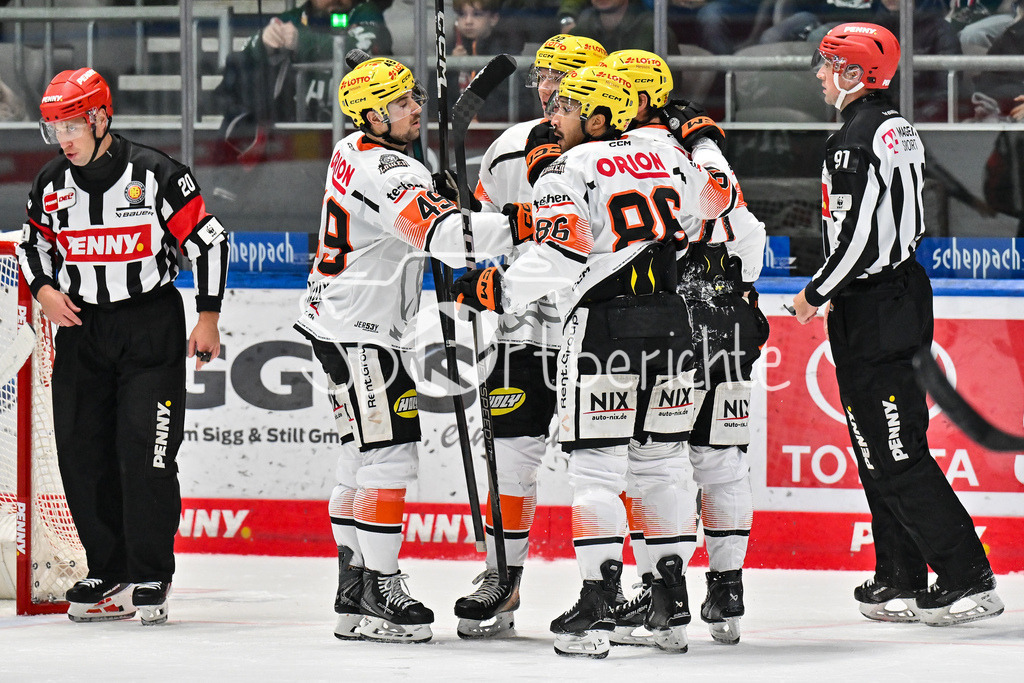 Augsburger Panther - Löwen Frankfurt | Jubel der Gäste nach dem Anschluss zum 5-2 durch Cameron BRACE (Löwen Frankfurt 86) / Tor / Torschuetze / Freude / Happy beim match zwischen den Augsburger Panthern und den Löwen Frankfurt am 8. Spieltag der Penny DEL im Curt Frenzel Stadion am 19.10.2025