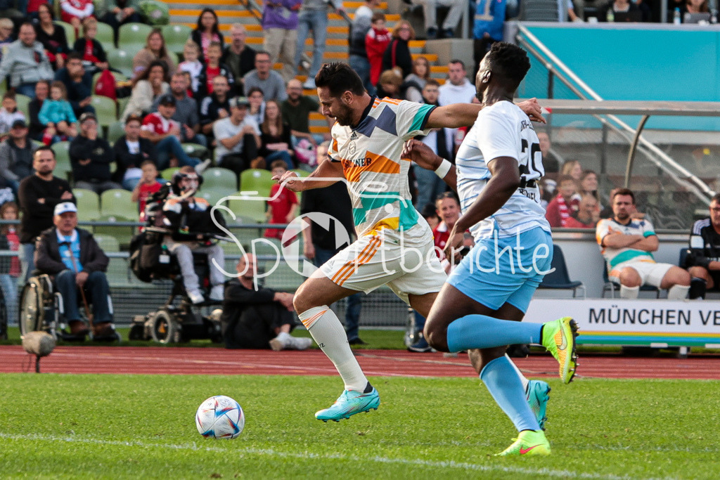 FC Bayern Muenchen - TSV 1860 Muenchen | Claudio Pizarro (FCB #14) am Ball im Duell mit Rodnei (TSV #20)