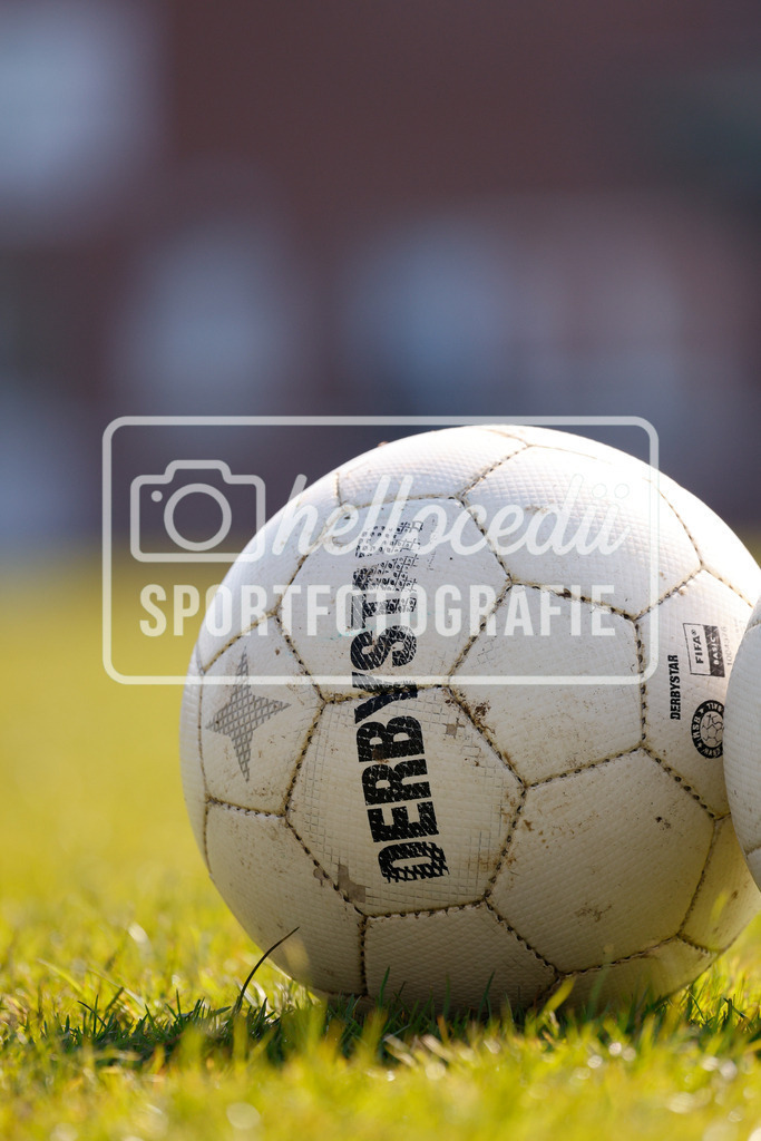 Fußball I Frauen I Saison 2025-2026 I Oberliga Niedersachsen I 17. Spieltag I TuS Lutten - BW Hollage-4 | Ball auf einem Rasenplatz. - Realisiert mit Pictrs.com