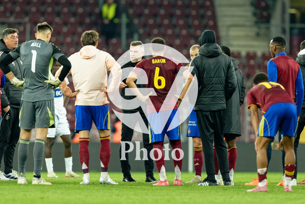 Brack Super League - Servette FC v FC Lausanne-Sport | Jocelyn Gourvennec (Coach Servette FC) speaks to the team after losing  during the Brack Super League match between Servette FC and FC Lausanne-Sport at Stade de Geneve in Geneva, Switzerland