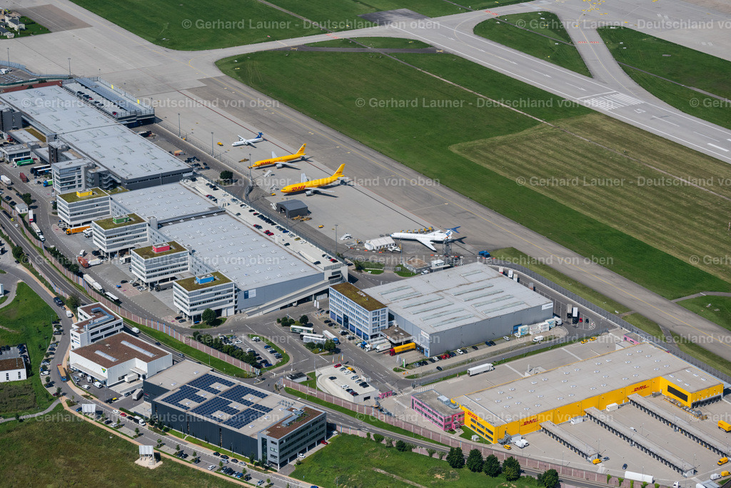 4047246 | STUTTGART 11.08.2021 Abfertigungs- Gebäude und Terminals auf dem Gelände des Flughafen in Stuttgart im Bundesland Baden-Württemberg. Weiterführende Informationen bei: Flughafen Stuttgart GmbH. Keine POD - Print on Demand Verwendungen zulässig ! // dispatch building and terminals on the premises of the airport in Stuttgart in the state Baden-Wuerttemberg. Further information at: Flughafen Stuttgart GmbH. No POD - Print on Demand uses allowed! Foto: Gerhard Launer