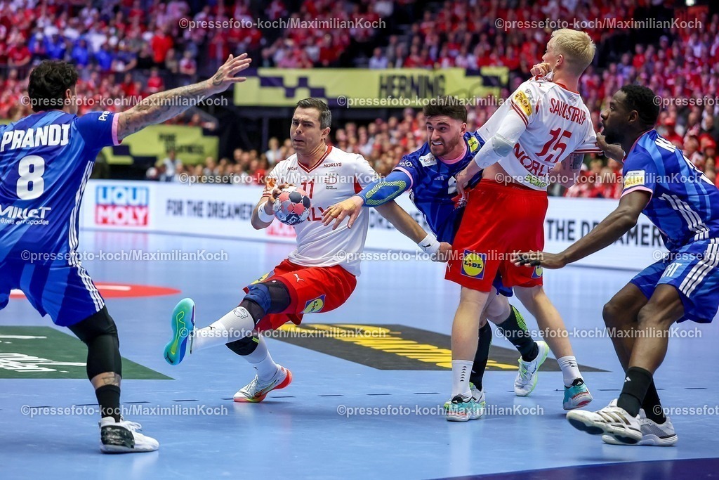 EHF22012603019 | 22.01.2026, Handball, Men's EHF EURO 2026, Frankreich - Dänemark, Jyske Bank Boxen in Herning, Dänemark, Main Round:  Rasmus Lauge Schmidt (Denmark #11)  Magnus Saugstrup Jensen (Denmark #15) im Zweikampf gegen   Ludovic Fabregas (France #23)  Karl Konan (France #34)