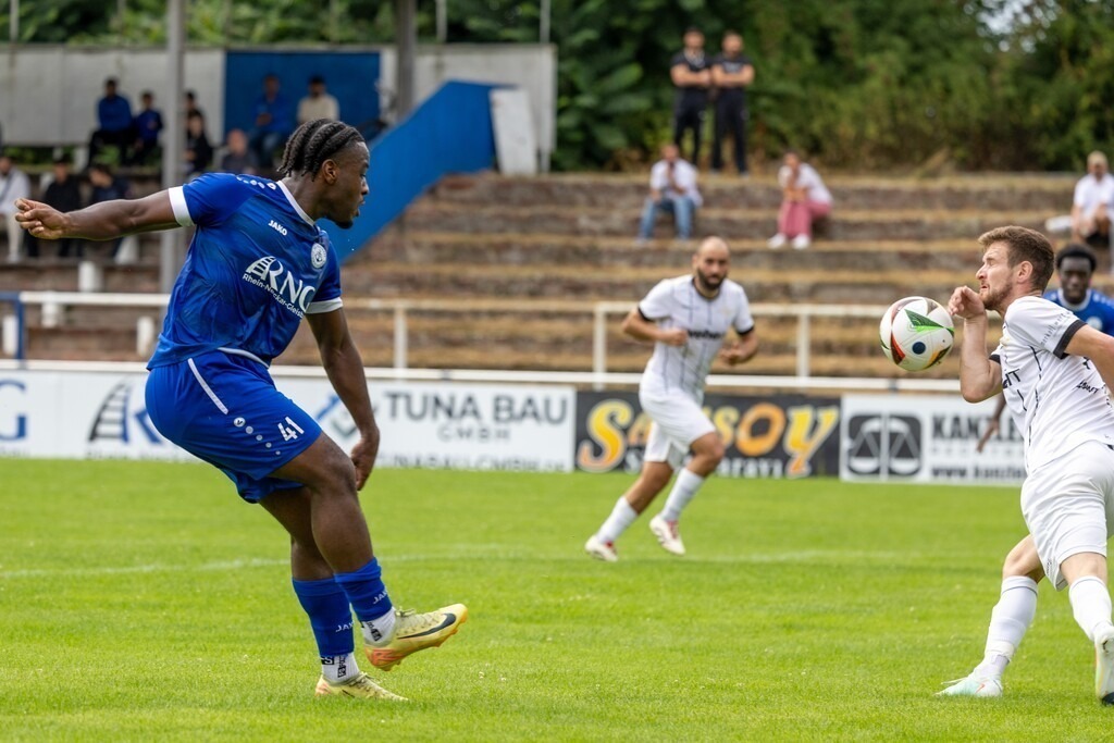 Landespokal Südwest, 2. Runde: SV Südwest Ludwigshafen gegen ASV Fußgönheim (4:0)***Am Ball: Rodney-Francis Peprah (41, Ludwigshafen) | Landespokal Südwest, 2. Runde: SV Südwest Ludwigshafen gegen ASV Fußgönheim (4:0)***Handelfmeter nach dem Schuss durch Rodney-Francis Peprah (41, Ludwigshafen) - Realisiert mit Pictrs.com