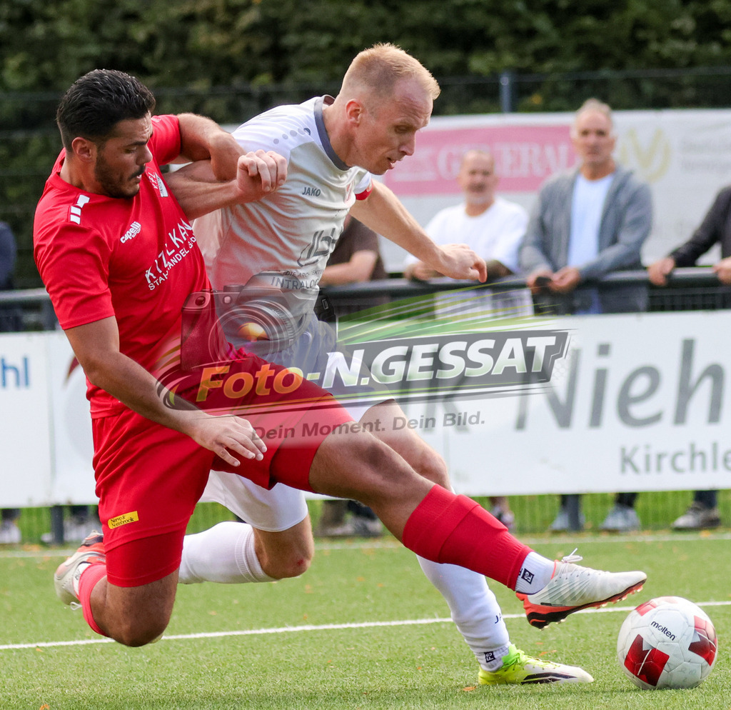 FC RW Kirchlengern - VfL Theesen | Auf dem Bild zu sehen: Grau FC RW Kirchlengern: Lennard Wüllner ; Rot VfL Theesen: Arian BerishaFC RW Kirchlengern, VfL Theesen, Saison 26/27, Westfalenliga, Kirchlengern, Deutschland - Realisiert mit Pictrs.com
