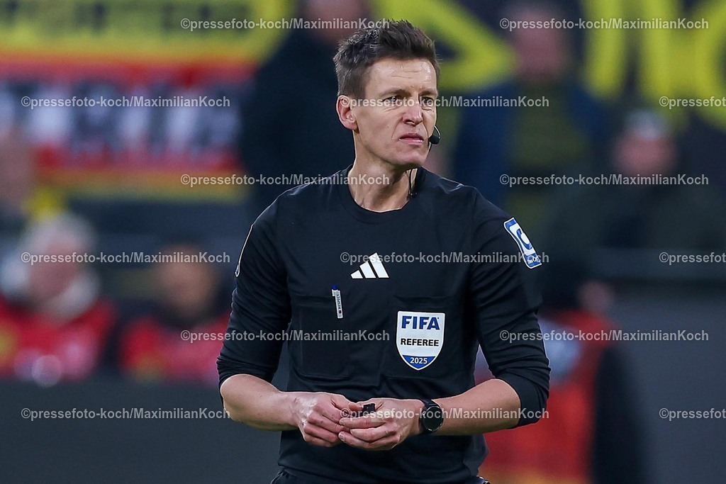 BVB08022502435 | 08.02.2025, Fußball, Borussia Dortmund - VfB Stuttgart, 1. Fußball Bundesliga, 21. Spieltag, Signal Iduna Park, Saison 2024 2025: Schiedsrichter Daniel SiebertDFB regulations prohibit any use of photographs as image sequences and or quasi-video.