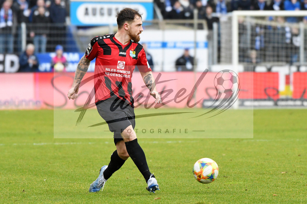 20200201_MEPCHE_0104 | Fußball, Herren: Pascal Itter (Chemnitzer FC) in Aktion, am Ball, Einzelaktion waehrend des Spiels der 3. Liga zwischen SV Meppen und Chemnitzer FC in der Haensch-Arena am 01.02.2020 in Meppen, Deutschland. DFB / DFL REGULATIONS PROHIBIT ANY USE OF PHOTOGRAPHS AS IMAGE SEQUENCES AND/OR QUASI-VIDEO. - Realisiert mit Pictrs.com