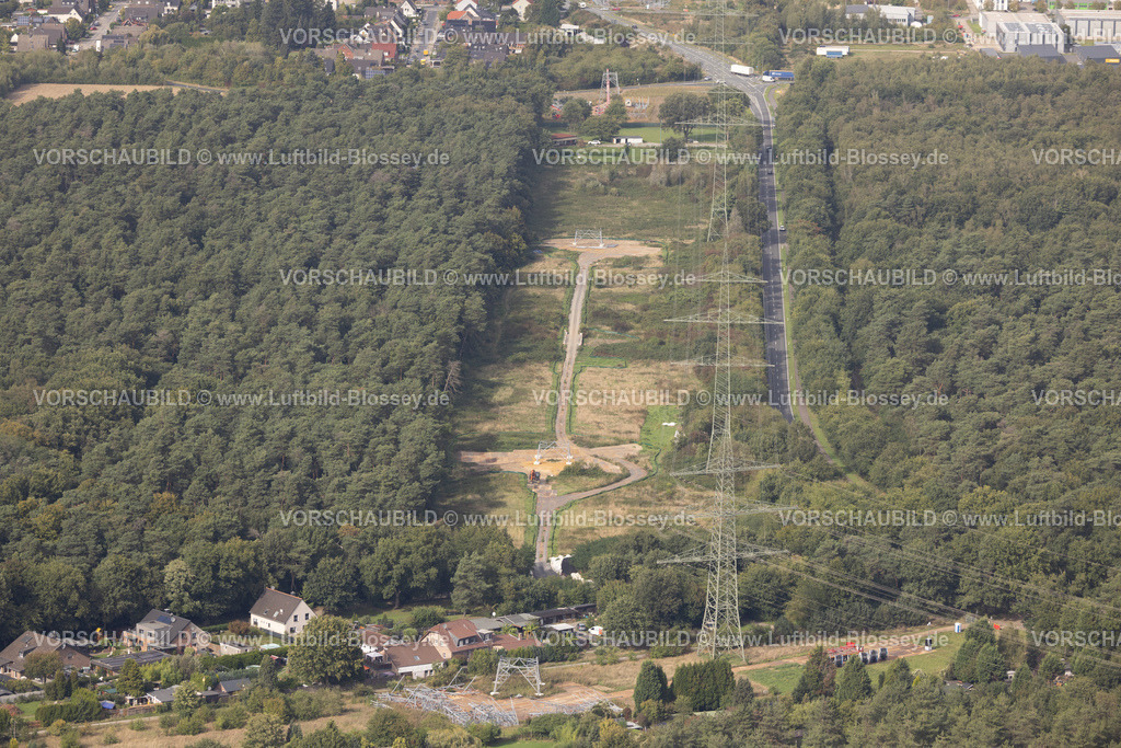 Huenxe250904393 | Luftbild, Arbeiten am Übertragungsnetz, Höchstspannungsleitung Strommasten Ausbau für Stromleitung im Waldstück Speller Heide an der Hans-Richter-Straße, Friedrichsfeld, Voerde, Ruhrgebiet, Nordrhein-Westfalen, Deutschland