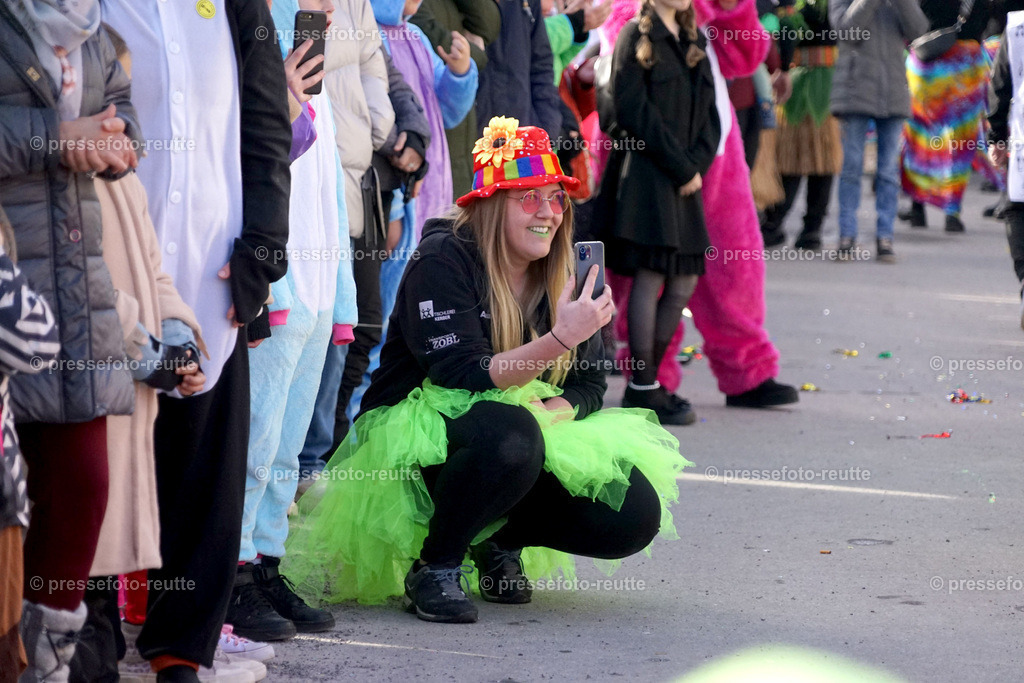 news-2023-Feb11-Fasching-Weissenbach-DSC01821 | Info aus dem Bezirk Reutte/Ausserfern Tirol sowie eine umfangreiche Bilddatenbank über die gesamte Region: Lechtal, Talkessel Reutte, Tannheimertal, Zwischentoren. Lech, Plansee, Zugspitze, Grenztunnel, B179, Fernpassstraße, Verkehr, Lawinen, Tradition, - Realisiert mit Pictrs.com