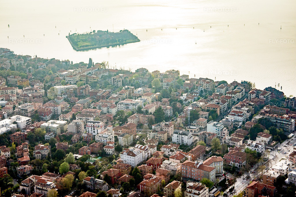 Vue aérienne: Vue de la ville à San Nicolò di Lido dans le département Vénétie, Italie. Photo: IMG_087516.jpg prise le 06/04/2016 par Werner Riehm/FLY-FOTO.eu – Résolution de l'original: 5472 x 3648 px