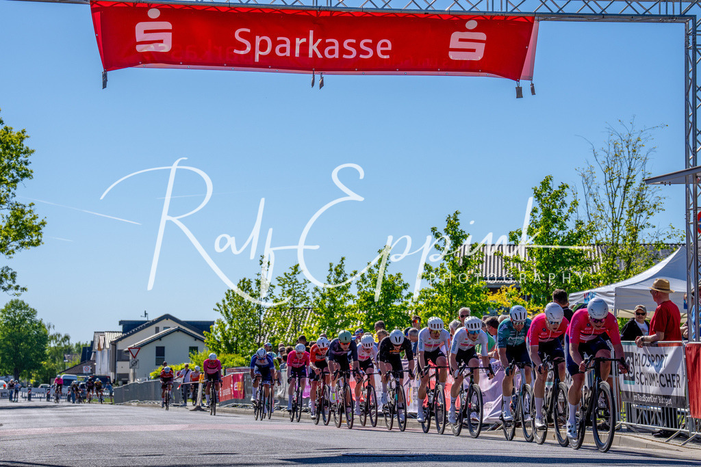Spurt in den Mai 2026 - Großer Preis der Sparkasse Neuss | Annual one-day road cycling race "Großer Preis der Sparkasse Neuss" held in Büttgen, Germany, organized by VfR Büttgen 1912 e.V. The event features multiple races across all age categories from U11 youth to Elite men. - Realisiert mit Pictrs.com