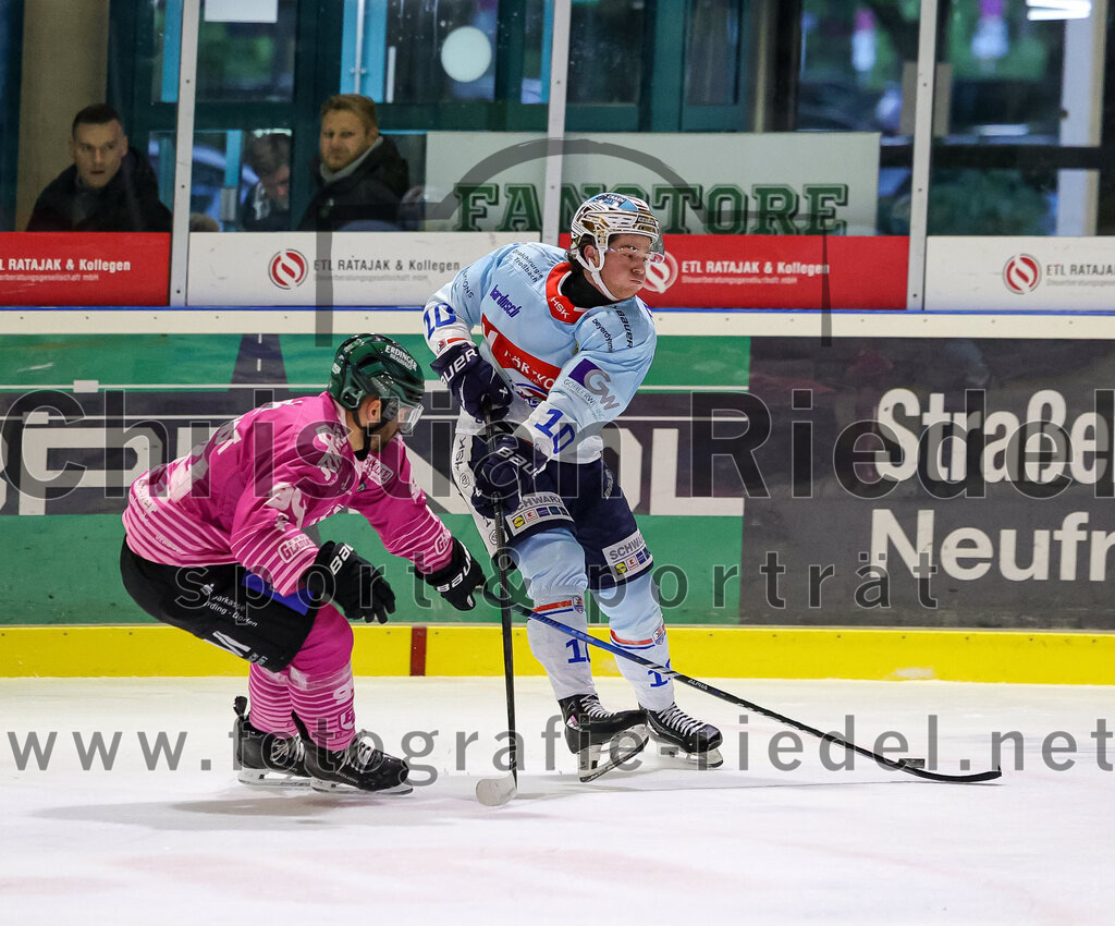 2025-10-05_067_TSV_Erding_gegen_Heilbronner_Falken | Erding, Deutschland, 05.10.2025:Eishockey, Oberliga Süd 2025 / 2026, 6. Spieltag, TSV Erding gegen Heilbronner Falken, Endergebnis: 3:1Markus Eberhardt (Erding Gladiators, #94), Nolan Ritchie (Heilbronner Falken, #10)Foto: Christian Riedel / fotografie-riedel.net