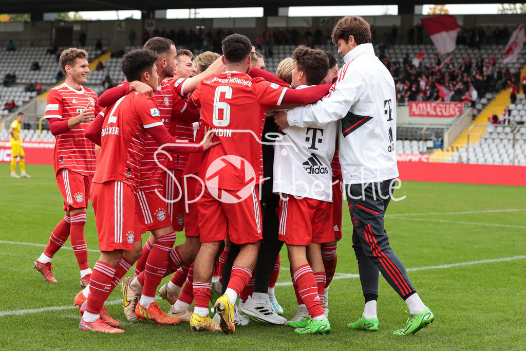 FC Bayern Amateure - FC Wuerzburger Kickers | DIe Bayern jubeln ueber den Siegtreffer von Yusuf KABADAYI (FCB #7)