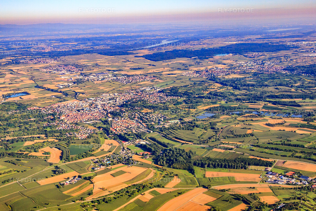 Luftbild: Stadtansicht aus Osten in Ettenheim im Bundesland Baden-Württemberg in Deutschland. Foto: IMG_59430.jpg vom 16.08.2013 durch Werner Riehm/FLY-FOTO.de