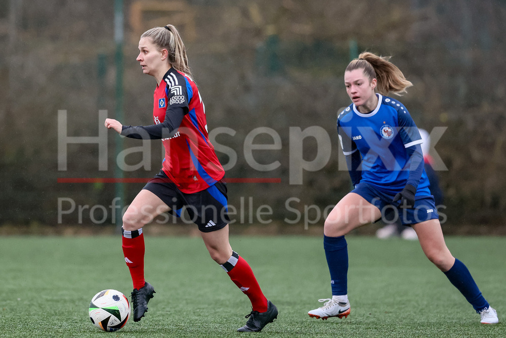 Fussball, Testspiel Frauen, Hamburger SV - 1. FFC Turbine Potsdam | v.li.: Jana Braun (Hamburger SV, 15) und Irena Kuznezov (1. FFC Turbine Potsdam, 4) im Zweikampf, Duell, Dynamik, Aktion, Action, Spielszene