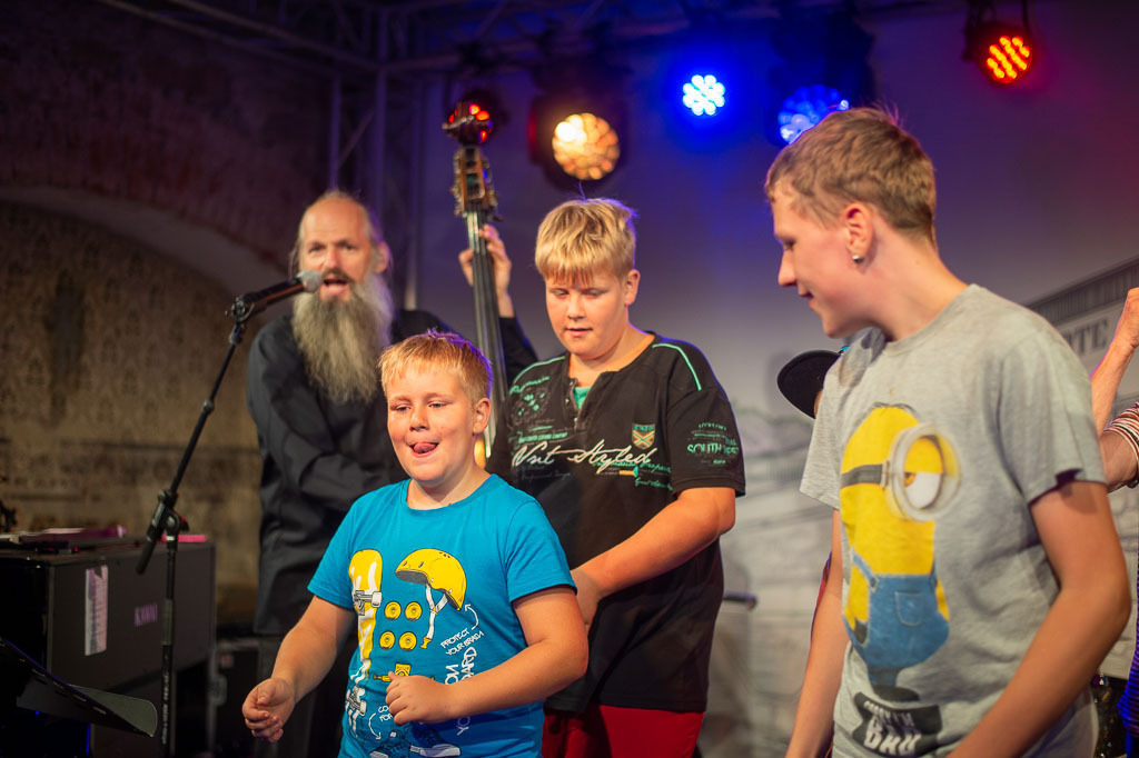 Summ Summ Salsa | Kinderkonzert Summ Summ Salsa mit Klazz Brothers & Cuba Percussion im Forte Belvedere Leisnig zum Festival Hallo Leisnig 2022. - Realisiert mit Pictrs.com