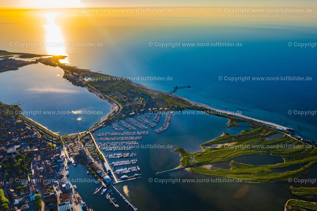 Heiligenhafen_ELS_9137030622 | HEILIGENHAFEN 03.06.2022 Ortsansicht der Straßen und Häuser Ferienanlage StranResort Seebrücke Heiligenhafen an der Ostsee- Küste im Bundesland Schleswig-Holstein. // City view of the streets and houses Ferienanlage StranResort pier Heiligenhafen on the Baltic Sea coast in the state of Schleswig-Holstein. Foto: Martin Elsen