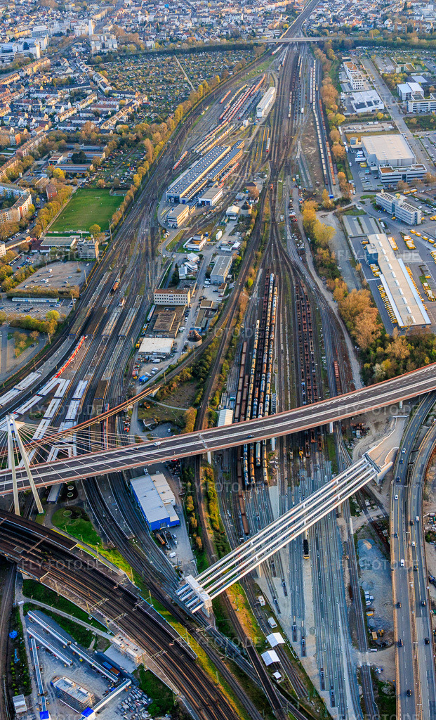 Luftbild: Hauptbahnhof und Rangierbahnhof von Norden im Ortsteil Süd in Ludwigshafen im Bundesland Rheinland-Pfalz in Deutschland. Foto: IMG_153819-Pano.jpg vom 23.03.2026 durch Werner Riehm/FLY-FOTO.deAuflösung des Originals: 3775 x 6221 px