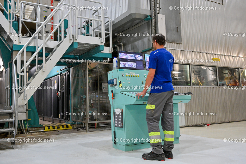 Heinzel Paper_ Laakirchen Papier AG_ 29.06.2023-75 | 29.06.2023, Laakirchen, AUT, Heinzel Paper, Laakirchen Papier AG, im Bild ein Arbeiter an einer Steuereinheit kontrolliert via Monitore die Papierproduktion an der Papiermaschine PM10 