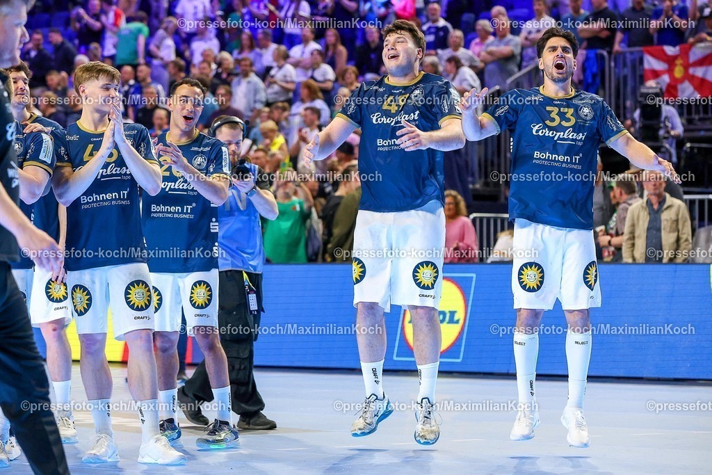 xSSCx18042602028 | 18.04.2026, xsscx, Handball, DHB-Pokal Lidl Final4, Halbfinale, Bergischer HC - SC Magdeburg, Saison 2025 / 2026 Herren, Lanxess Arena, Köln: Die Mannschaft des Bergischer HC feiert den Sieg über den SC Magdeburg  Photo: xSandraxScherningxPressefotoKochx