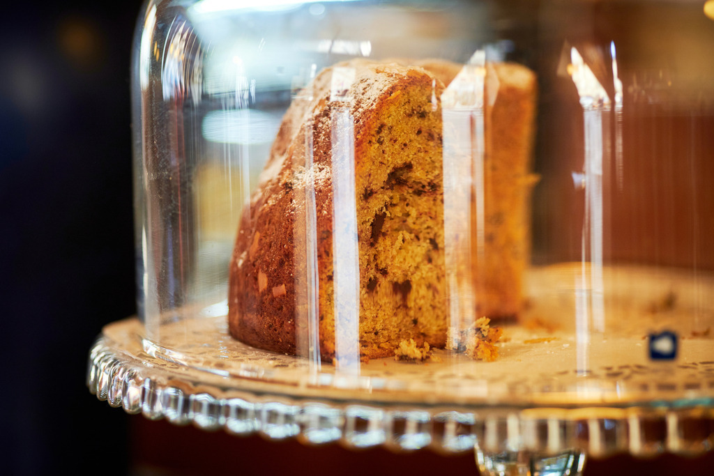 Cafe Volkstheater | WIen, Austria - February 20, 2020: Cafe Volkstheater; Gugelhupf unter der Abdeckung. - Realisiert mit Pictrs.com