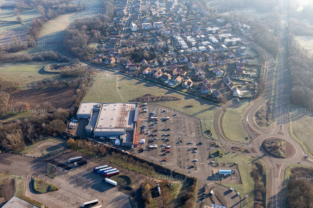 Vue aérienne: Carrefour à Scheibenhard dans le département Bas Rhin, France.Photo: IMG_124052.jpg prise le 11/01/2021 par Werner Riehm/FLY-FOTO.euRésolution de l'original: 5472 x 3648 px