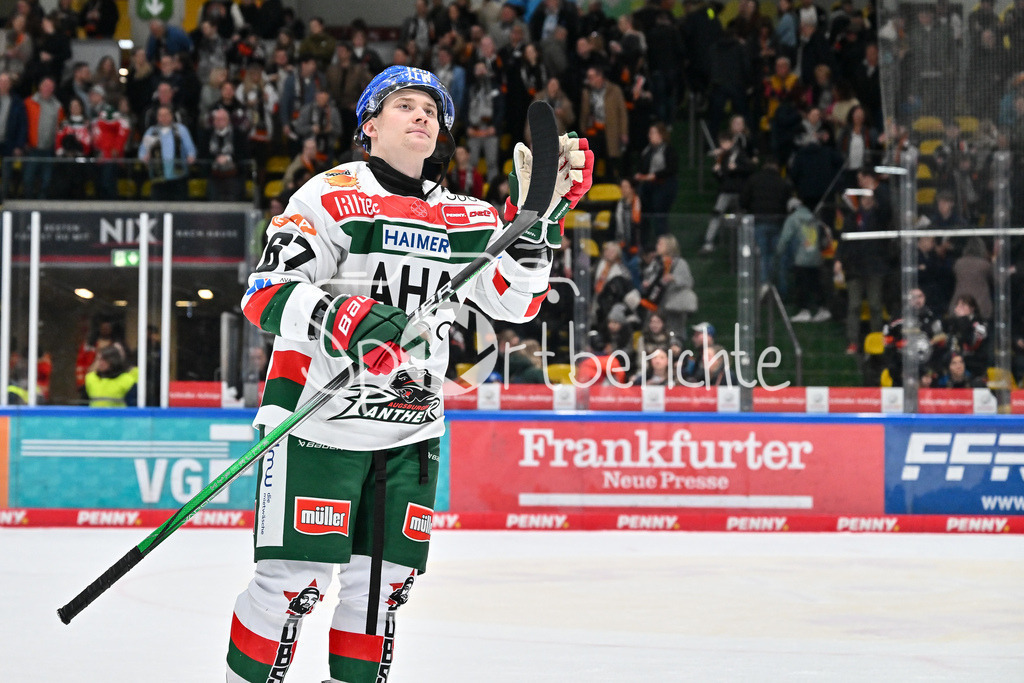 Löwen Frankfurt -Augsburger Panther | Die Augsburger Panther bedanken sich bei den mitgereisten Fans nach der Niederlage in Franfurt / DEL: Loewen Frankfurt - Augsburger Panther, Eissporthalle Frankfurt am 14.02.2025 /  Florian ELIAS (Augsburger Panther #67)