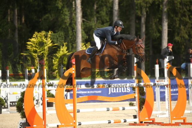 Waldachtal-Salzstetten_2022_Springen_Kl.M_Youngster_Christoph Hassenbürger_S-Line J (2) | Alle Fotos der Reiterjournal Fotografin Doris Matthaes im Reiterjournal Online-Fotoshop. - Realisiert mit Pictrs.com