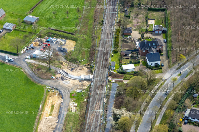 Voerde230301040Betuwe | Luftbild, Ausbau der Betuwe Linie zwischen Ruhrgebiet und den Niederlanden im Bereich Voerde zur dreigleisigen Bahnstrecke, , alle beschrankten Bahnübergänge werden entfallen oder durch Über- oder Unterführungen ersetzt werden. Vor allem ist die Ausbaumaßnahme für die Bahn mit der Verpflichtung verbunden, nunmehr Lärmschutz für die betroffenen Menschen zu gewähren. Stockum, Voerde, Niederrhein, Ruhrgebiet, Nordrhein-Westfalen, Deutschland