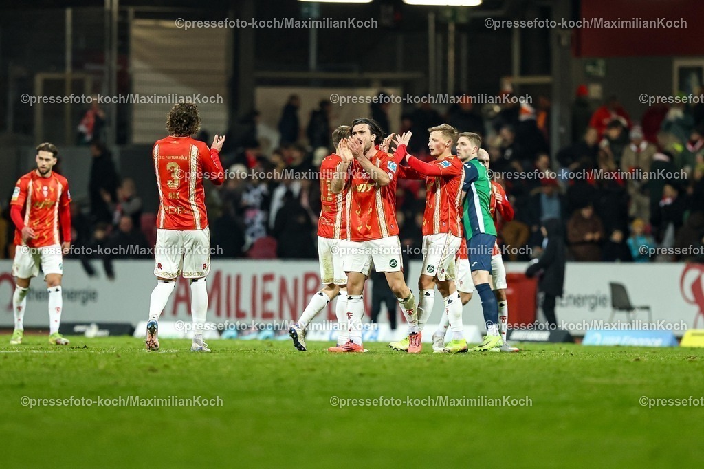 xKWIx13022601072 | 13.02.2026, xKWIx, Fußball, Regionalliga West, SC Fortuna Köln - FC Gütersloh, Südstadion: Die Kölner freuen sich über den Abpfiff und den Sieg Photo: xKamilxWilkowskixPressefotoKochx