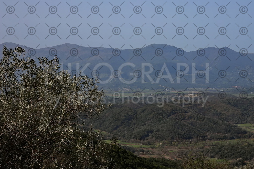 Berg und Tal | Berg und Tallandschaft im Nordwesten von Griechenland, bei Kato Paleokklisi. Das Dorf Kato Palaiokklision (Κάτω Παλαιοκκλήσι) liegt in der Präfektur Thesprotia (Θεσπρωτία) der Region Epirus (Ήπειρος) im Nordwesten Griechenlands. Laut Zensus 2011 hat Kato Palaiokklisi rund 50 Einwohner. Kato Palaiokklisi gehört der Gemeinde Filiates an.