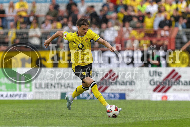 18.07.2026, GER, Fussball, Herren, Vorbereitungsspiel, Saison 2026/2027, Rot-Weiß Oberhausen - Borussia Dortmund | Luca Reggiani (BVB) in Aktion am Ball, Einzelaktion
