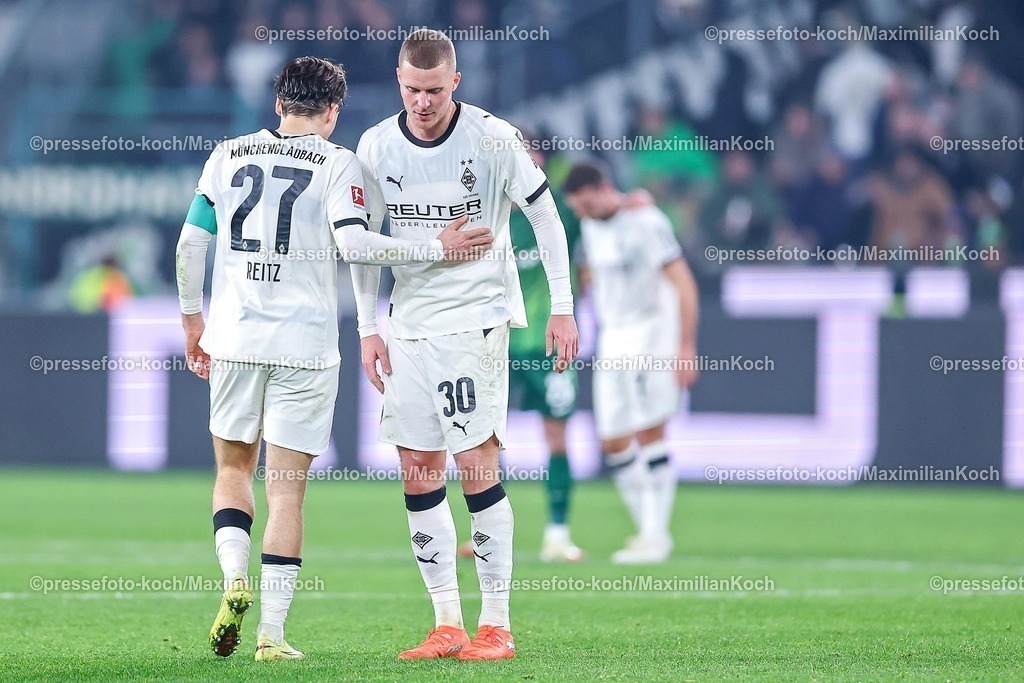 BMG13122502212 | 13.12.2025, Fußball, Borussia Mönchengladbach - VfL Wolfsburg, 1. Fußball Bundesliga, 14.Spieltag, Borussia-Park, Saison 2025 2026: Rocco Reitz&nbsp;(Borussia Mönchengladbach #27) neben Nico Elvedi&nbsp;(Borussia Mönchengladbach #30)  nach der Niederlage Enttäuscht auf dem Spielfeld  DFB regulations prohibit any use of photographs as image sequences and or quasi-video.