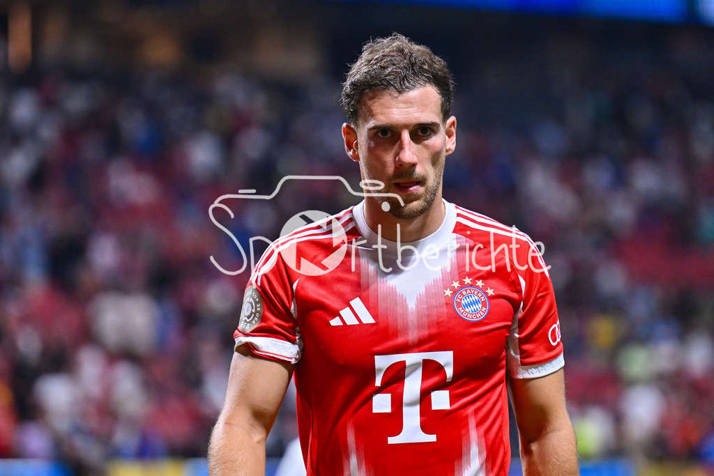 Paris Saint Germain - FC Bayern München | haengende Koepfe der Bayern Spieler nach dem aus im Viertelfinale gegen Paris - hier im Bild Leon GORETZKA (FC Bayern Muenchen 8) / Einzelfoto / Freisteller / FIFA Club World Cup: Paris Saint Germain - FC Bayern Muenchen, Mercedes Benz Stadium am 05.07.2025 / NOT FOR SALE IN USA