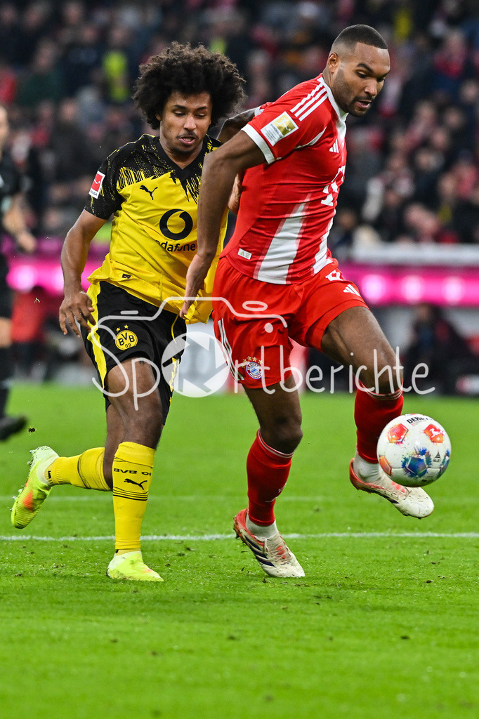 FC Bayern München - Borussia Dortmund | mUNICH, GERMANY - Karim ADEYEMI (Borussia Dortmund 27) against Jonathan TAH (FC Bayern Munich 4) during the bundesliga match between FC Bayern Munich vs. Borussia Dortmund on matchday 7 at Allianz Arena on October 18, 2025 in Munich, Germany / DFL REGULATIONS PROHIBIT ANY USE OF PHOTOGRAPHS AS IMAGE SEQUENCES AND/OR QUASI-VIDEO