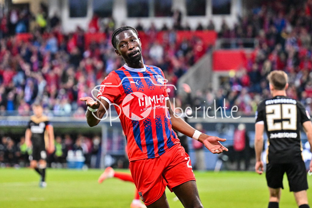 1. FC Heidenheim - SV Elversberg 07 | der Treffer von Omar Haktab TRAORE (Heidenheim 23) wurde nach Videobeweis wieder zurueck genommen / Abseits / Relegation Bundesliga: 1. FC Heidenheim - SV Elversberg 07, Voith-Arena am 22.05.2025 / DFL REGULATIONS PROHIBIT ANY USE OF PHOTOGRAPHS AS IMAGE SEQUENCES AND/OR QUASI-VIDEO / BLD / ZDF