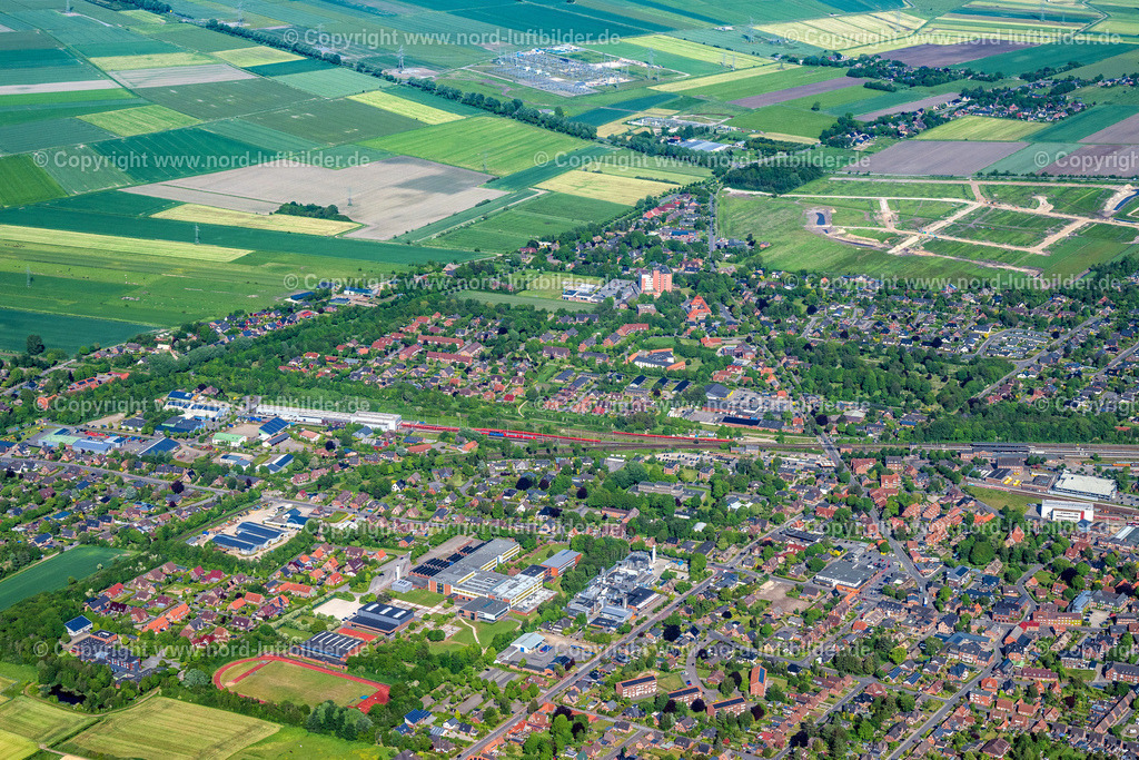 Niebüll_ELS_8464300523 | NIEBüLL 30.05.2023 Stadtgebiet mit Außenbezirken und Innenstadtbereich in Niebüll Nordfriesland im Bundesland Schleswig-Holstein, Deutschland. // City area with outside districts and inner city area in Niebuell North Friesland in the state Schleswig-Holstein, Germany. Foto: Martin Elsen