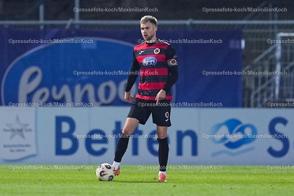xYDRx23012601091 | 23.01.2026, xydrx, Fußball, 3.Liga, FC Viktoria Köln - 1.FC Saarbrücken, Saison 2025 2026, Sportpark Höhenberg: Lars Dietz (FC Viktoria Köln #2)    DFB regulations prohibit any use of photographs as image sequences and or quasi-video. Photo: xYannisxDreimannxPressefotoKochx