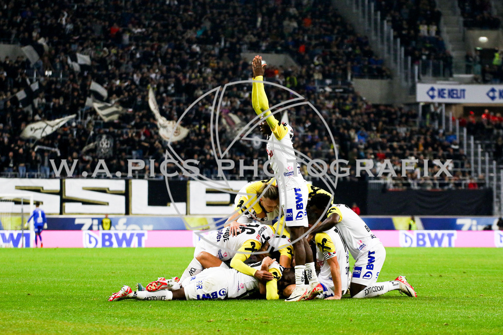 LASK Linz - SK STURM GRAZ | LINZ,AUSTRIA,05.NOV.23 - ADMIRAL BUNDESLIGA, LASK LINZ - SK STURM GRAZ, Image shows:the rejoicing of LASK Linz.
Photo: Sportmediapics.com/ Andreas Willdoner