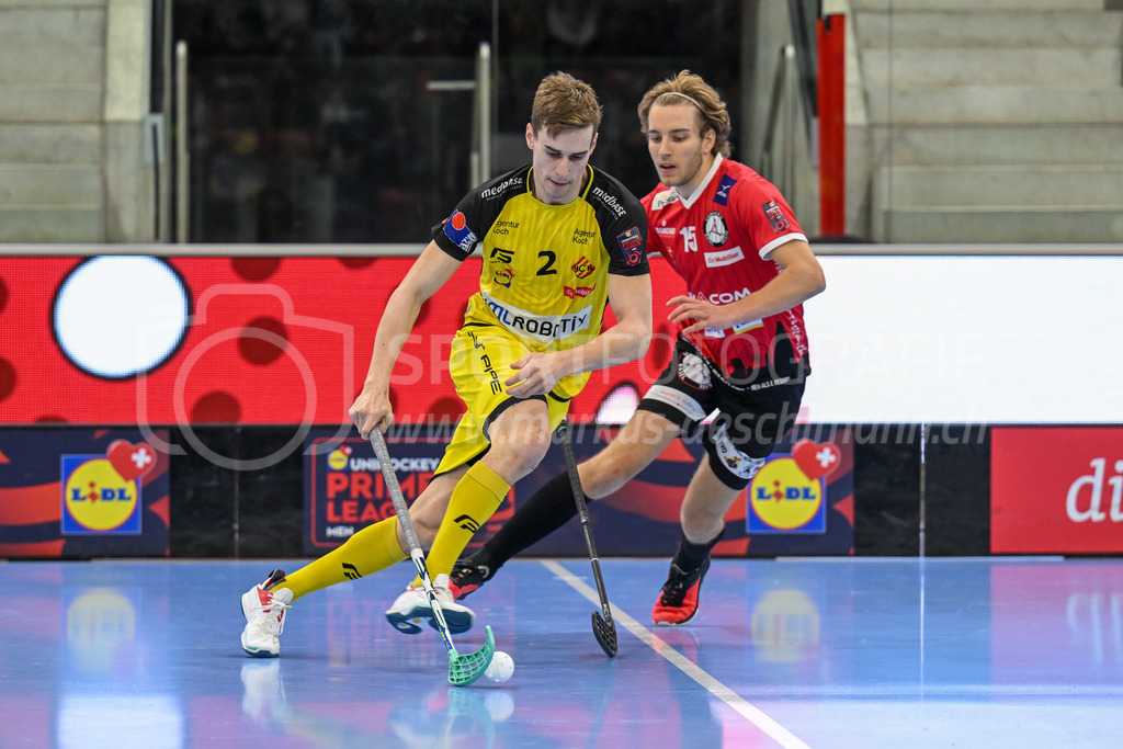 HC Rychenberg vs Basel Regio - 19. November 2022 | HC Rychenberg vs Basel Regio
AXA Arena, Winterthur
Nicola Bischofberger (#2 HC Rychenberg) vor Kai Kurth (#15 Unihockey Basel Regio).
Bild: Sportfotografie Markus Aeschimann | www.markus-aeschimann.ch - Realisiert mit Pictrs.com