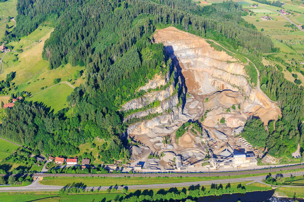 Luftbild: Steinbruch der Schotterwerk Steinach GmbH in Steinach im Bundesland Baden-Württemberg in Deutschland. – Foto: IMG_147695.jpg vom 30.05.2025 durch Werner Riehm/FLY-FOTO.de – Auflösung des Originals: 5472 x 3648 px – UHL Baustoffe