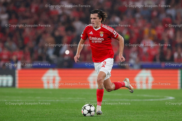 02.10.2024_ xJFAx Championsleague SL Benfica - Atl_tico Madrid_4957 Kopie | Portugal, Lisbon 2. October 2024 Uefa Champions League phase 2024/25 Matchday 2, S.L.Benfica - Atletico de Madrid v.l.,  Alvaro Fernandez Carreras (S.L.Benfica)  am Ball, Freisteller, Einzelbild, Ganzkörper, Aktion, Action, Spielszene - Realisiert mit Pictrs.com