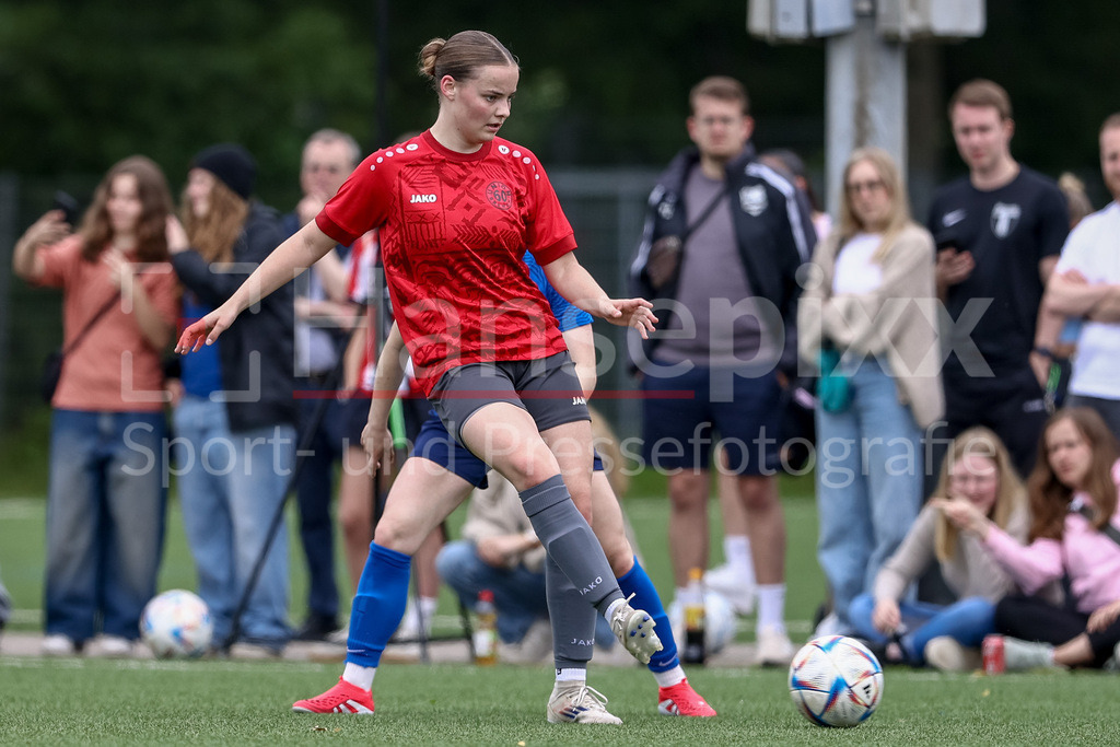 Fussball, Aufstiegsrunde Regionalliga Nord Frauen, FC Union 60 - SC Victoria Hamburg | Johanna Ellerhorst (FC Union 60 Bremen, 10) am Ball, Einzelbild, Ganzkörper, Aktion, Action, Spielszene