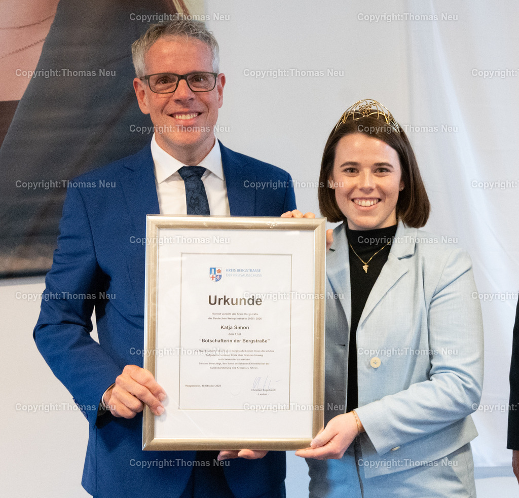 Katja_Simon-Botschafterin_der_Bergstrasse-27 | bre,bzw,Zwingenberg, Die deutsche Winprinzessin Katja Simon wurde am 19.Oktober im Diefenbachsaal in Zwingenberg von Landrat Christian Engelhardt zur Botschafterin der Bergstraße ernannt, sie trug sich in das goldne Buch des Kreises und der Stadt Zwingenberg zusammen mit der Deutschen Weinkönigin Anna Zens und Weinprinzessin Emma Meinhardt ein,  ,, Bild: Thomas Neu