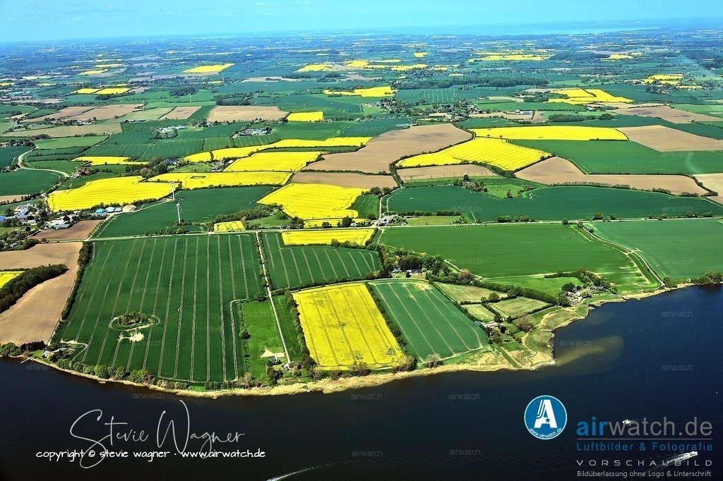 Luftbild Ostseefjord Schlei, | Für Segler bietet die Schlei ein ruhiges und sicheres Umfeld mit kurzen Distanzen, geringem Seegang und Navigation nach Sicht. Sie ist besonders geeignet für weniger erfahrene Segler und eignet sich als Ausgangspunkt für Törns nach Dänemark oder als geschütztes Übungsrevier. Die Hauptwindrichtung ist West bis Nordwest, wobei die Winde im Sommer oft zwischen drei und vier Beaufort liegen und recht konstant sind. Besonders gut surfbar sind die östlichen Abschnitte bei östlichen Winden, während westliche Winde in den westlichen Bereichen weniger ideal sind. In Maasholm und Kappeln können bei offener Ostseebedingungen auch kräftigere Wellen entstehen.
