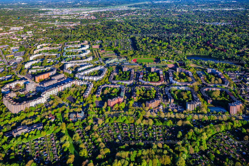 Hamburg_Steilshoop_ELS_9820270425 | HAMBURG 27.04.2025 Wohngebiet der Mehrfamilienhaussiedlung an der Straße Schreyerring im Ortsteil Steilshoop in Hamburg, Deutschland. // Residential area of the multi-family house settlement on street Schreyerring in the district Steilshoop in Hamburg, Germany. Foto: Martin Elsen