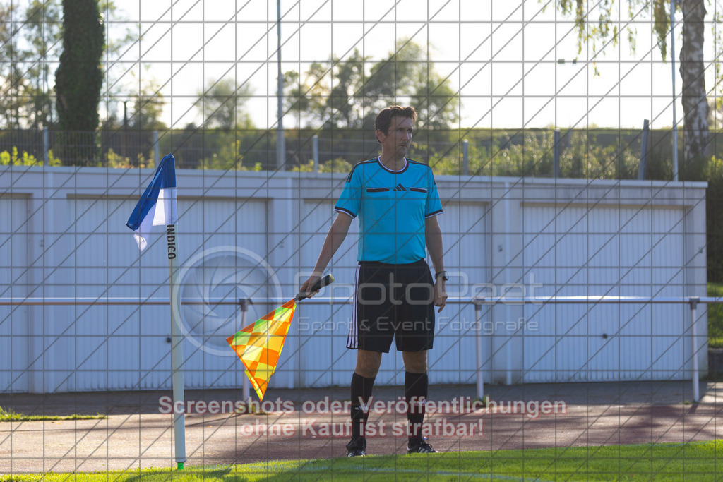 20261010_161015_0381_(c)_by_PhotoPeet | #,1.FC Eislingen (weiß) vs. TSV Bernhausen (lila), Fussball, Landesliga 2 - wfv, 11. Spieltag, Saison 2026/2027, Rasenplatz, Eichbachstation, Haldenstraße, 73054 Eislingen, 10.10.2026 - 15:30 Uhr,Foto: PhotoPeet / Sport- &amp; Eventfotografie / Peter Harich