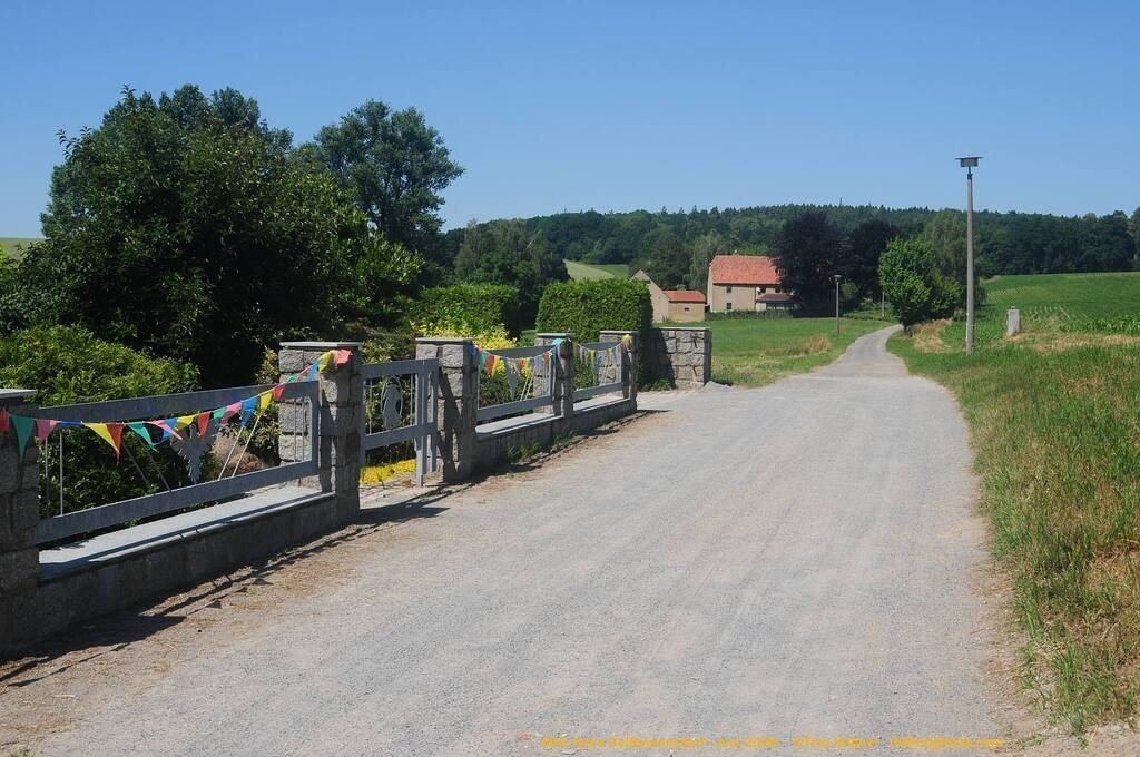 Geißmannsdorf-2026-Ortsbilder-616 | Geißmannsdorf bei Bischofswerda im Sommer 2026. Ein fotografischer Streifzug durch das Dorf Geißmannsdorf, mit Gebäuden, Straßen, Strohpuppen und geschmückten Vorgärten und Grundstücken anlässlich der 800-Jahr-Feier von Geißmannsdorf im Juni 2026 - Realisiert mit Pictrs.com