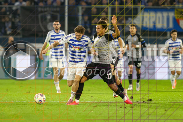 MSV Duisburg vs SV Waldhof Mannheim - 3. Liga | Duisburg, Deutschland, 07.11.25:   Patrick Sussek (MSV Duisburg) und Samuel Abifade (SV Waldhof Mannheim) im Kampf um den Ball waehrend des Spiels der 3. Liga MSV Duisburg vs SV Waldhof Mannheim in der schauinsland-reisen-arena(Foto von Brauer-Fotoagentur / Adrian Schlueter)