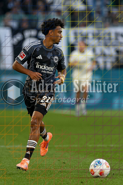 Borussia Mönchengladbach vs Eintracht Frankfurt - Bundesliga  | Mönchengladbach, Deutschland, 27.09.25:   Nathaniel Brown (Eintracht Frankfurt) in Aktion am Ball, Einzelaktion waehrend des Spiels der Bundesliga zwischen Borussia Mönchengladbach vs Eintracht Frankfurt im Stadion im Borussia Park(Foto von Brauer-Fotoagentur / Adrian Schlueter)